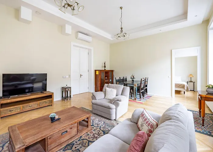 Graceful & Cozy Dream Home Next To The Opera House
