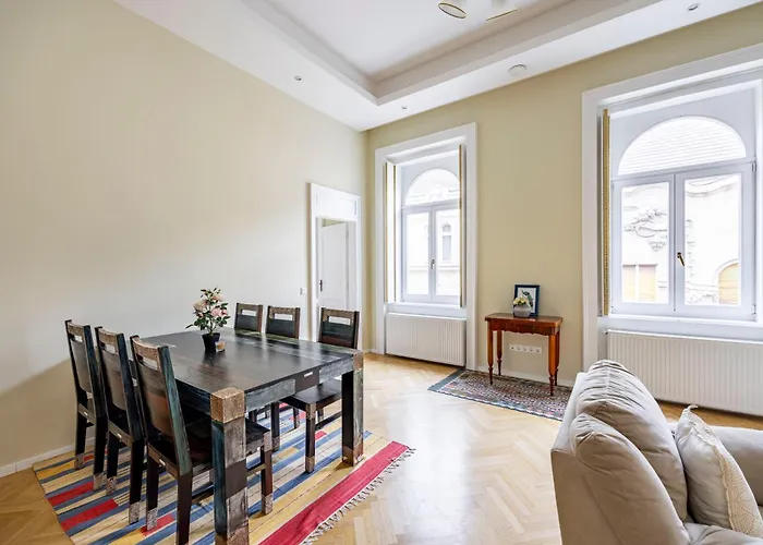 Graceful & Cozy Dream Home Next To The Opera House