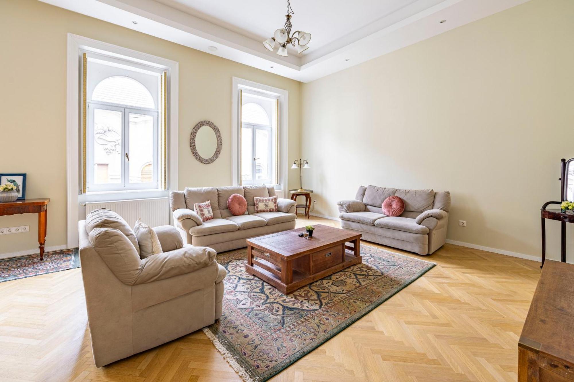 Graceful & Cozy Dream Next To The Opera House Apartament