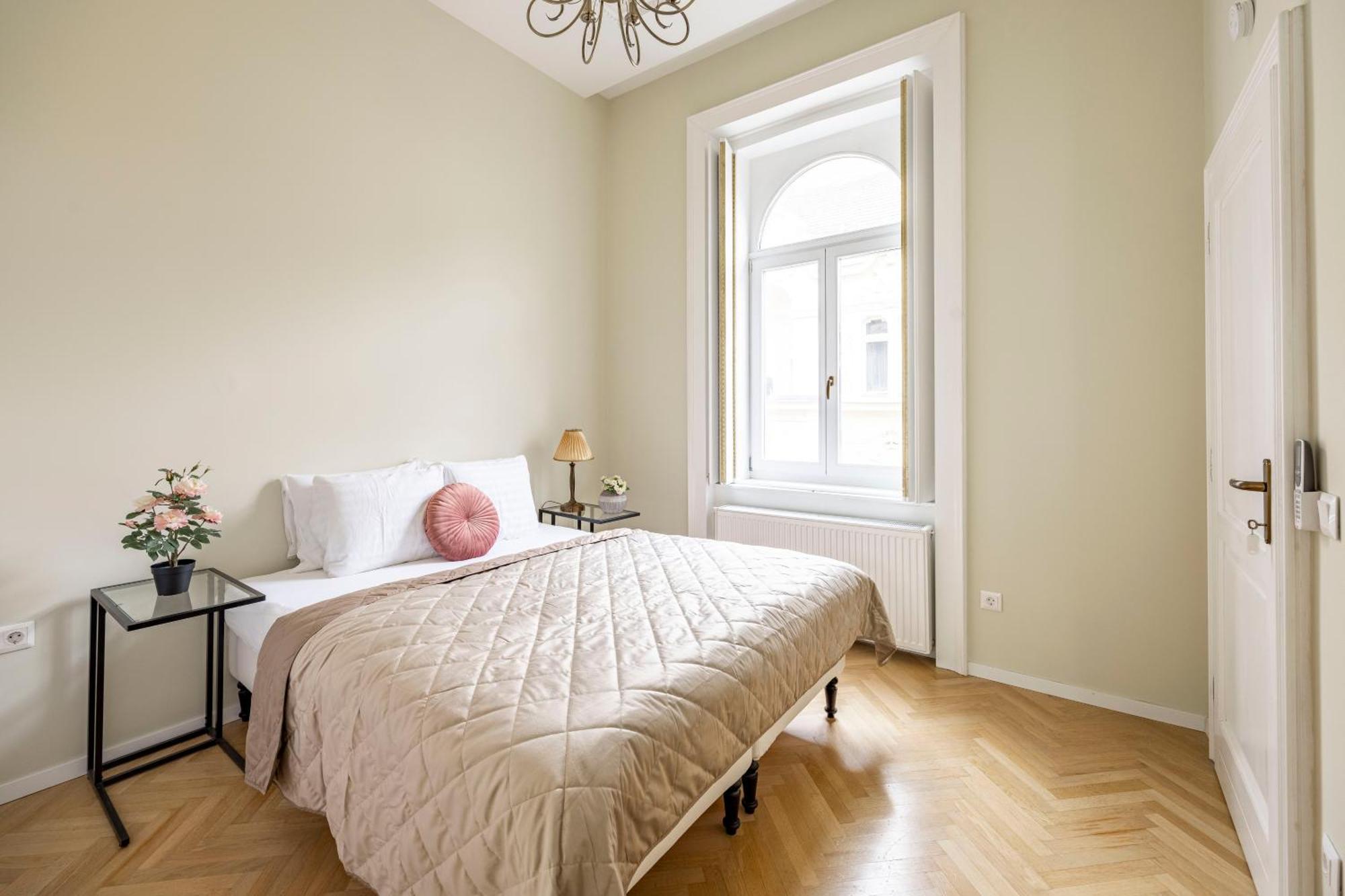 Graceful & Cozy Dream Next To The Opera House Apartament